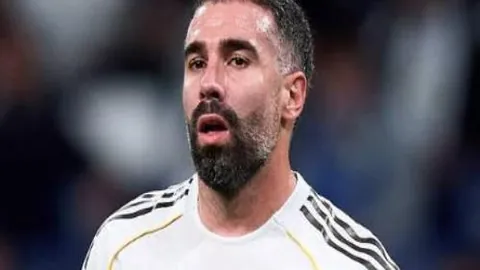 胡桑诺夫获哈萨克名宿赠大G，助力加盟曼城一飞冲天